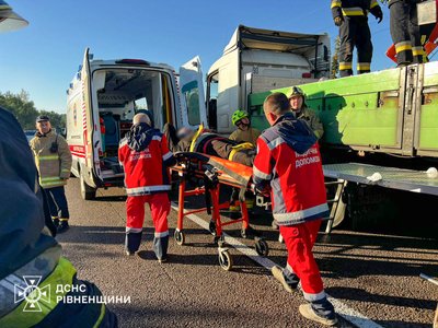 ДТП за участю трьох вантажівок: рятувальники деблокували водія вантажівки на Рівненщині ДТП за участю трьох вантажівок: рятувальники деблокували водія вантажівки на Рівненщині