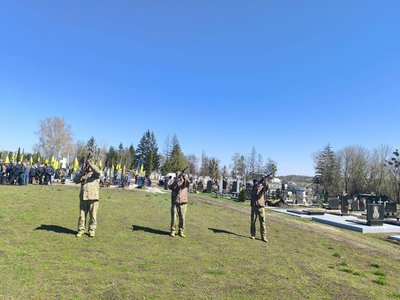 Загинув на Донеччині: на Черкащині попрощались з військовослужбовцем Загинув на Донеччині: на Черкащині попрощались з військовослужбовцем