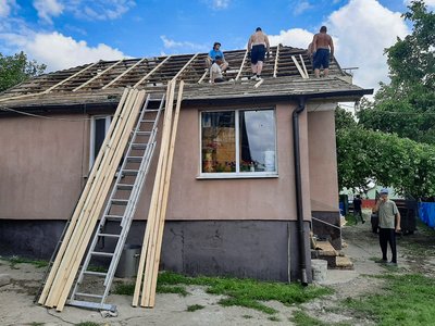 У Красилові ремонтують пошкоджений внаслідок негоди будинок У Красилові ремонтують пошкоджений внаслідок негоди будинок