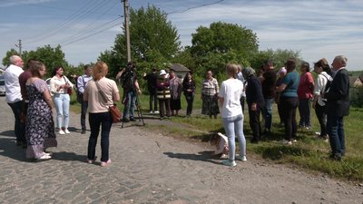 "Спати в протигазах треба?": жителі села на Рівненщині скаржаться на запах ацетону від заводу "Спати в протигазах треба?": жителі села на Рівненщині скаржаться на запах ацетону від заводу