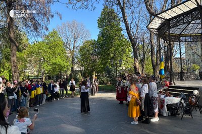 Пісні, українські традиції та допомога ЗСУ: як в Одесі відзначили другий день Великодня Пісні, українські традиції та допомога ЗСУ: як в Одесі відзначили другий день Великодня