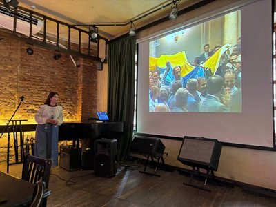 Львів’янам показали унікальні кадри підняття прапора України з архівів Суспільне Медіатека Львів’янам показали унікальні кадри підняття прапора України з архівів Суспільне Медіатека