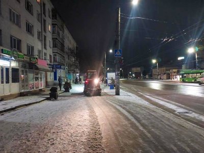 Очищення доріг у Житомирі та області: скільки техніки задіяно і чи безпечні дороги для проїзду Очищення доріг у Житомирі та області: скільки техніки задіяно і чи безпечні дороги для проїзду