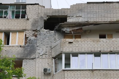 "Пробило стіну на горішньому поверсі". Херсонці про наслідки артобстрілу багатоповерхівки у Центральному районі "Пробило стіну на горішньому поверсі". Херсонці про наслідки артобстрілу багатоповерхівки у Центральному районі