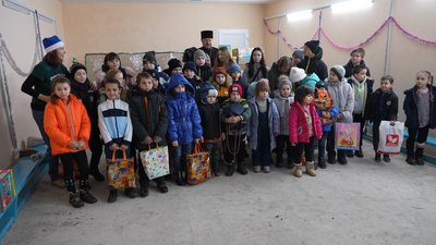 Смаколики й іграшки від святого Миколая: волонтери з Дніпра роздали подарунки дітям Херсонщини Смаколики й іграшки від святого Миколая: волонтери з Дніпра роздали подарунки дітям Херсонщини