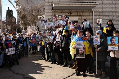 Другий день обміну: з російського полону повернулись 300 оборонців України та кілька цивільних Другий день обміну: з російського полону повернулись 300 оборонців України та кілька цивільних