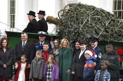 Ялинка прибула: як Білий дім у США готується до Різдва Ялинка прибула: як Білий дім у США готується до Різдва