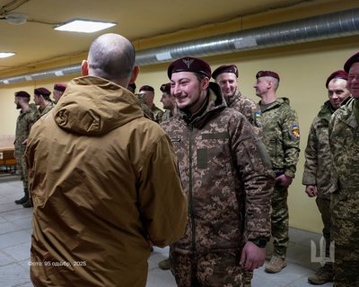Воїни житомирської 95-ї десантно-штурмової бригади отримали нагороди від полковника Маришева Воїни житомирської 95-ї десантно-штурмової бригади отримали нагороди від полковника Маришева