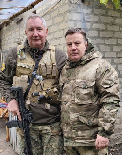 Дмітрій Рогозін та командир третього батальйону імені 383-ї шахтарської дивізії так званої "ДНР" Костянтин Кузьмін Дмітрій Рогозін та командир третього батальйону імені 383-ї шахтарської дивізії так званої "ДНР" Костянтин Кузьмін
