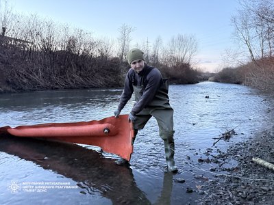 Невідома речовина в річці на Львівщині: на місці працюють рятувальники Невідома речовина в річці на Львівщині: на місці працюють рятувальники