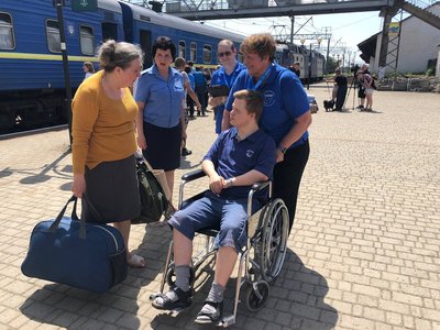 На Закарпаття з Харкова потягом евакуювали 16 людей На Закарпаття з Харкова потягом евакуювали 16 людей