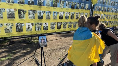На Алеї Слави в Миколаєві вшанували загиблих захисників та цивільних На Алеї Слави в Миколаєві вшанували загиблих захисників та цивільних