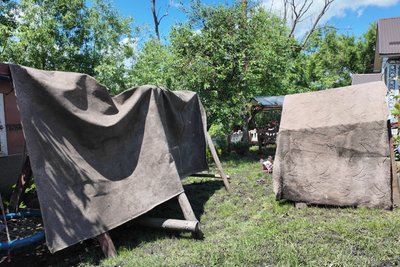 Речі, які люди просушують після зливи та затоплення будинку у селі Путрине Кельменецької громади Речі, які люди просушують після зливи та затоплення будинку у селі Путрине Кельменецької громади