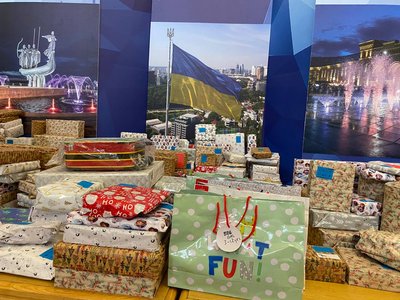 Подарунки, передані волонтерами для дітей зі столиці і дітей переселенців у межах акції "Подаруй дітям України Різдво"