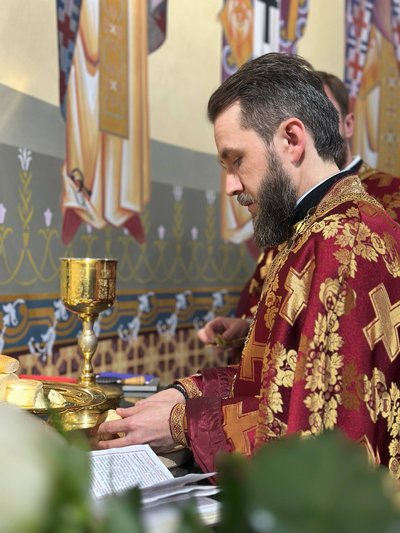 "Молитва тілом". Коли потрібно хреститись під час Великодньої служби та що про неї треба знати — священник з Буковини "Молитва тілом". Коли потрібно хреститись під час Великодньої служби та що про неї треба знати — священник з Буковини