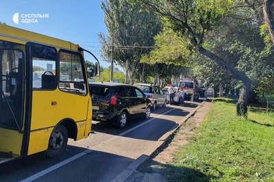 В Одесі вантажний кран влетів у маршрутку