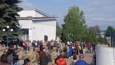 "Чекаємо. Віримо. Молимось": у Вільшанці на Кіровоградщині відкрили дошку безвісти зниклим бійцям "Чекаємо. Віримо. Молимось": у Вільшанці на Кіровоградщині відкрили дошку безвісти зниклим бійцям