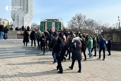 Поклали квіти на площі 10 квітня: в Одесі відзначили 81-шу річницю звільнення від окупації Поклали квіти на площі 10 квітня: в Одесі відзначили 81-шу річницю звільнення від окупації