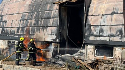 Рятувальники, пожежа, Чукалівка, ангар Рятувальники, пожежа, Чукалівка, ангар