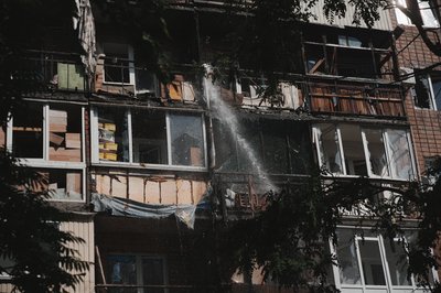 пошкоджена багатоповерхівка пошкоджена багатоповерхівка