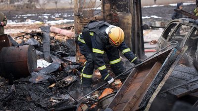 Рятувальник працює на місці атаки РФ у Малій Рогані Рятувальник працює на місці атаки РФ у Малій Рогані