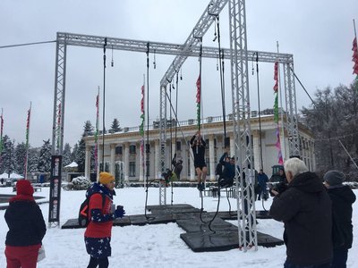 Учасники забігу долають перешкоди