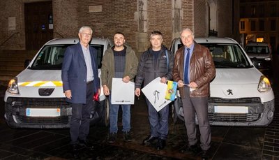 Французьке місто-побратим Києва передало комунальникам дві автівки Французьке місто-побратим Києва передало комунальникам дві автівки