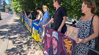 «Віримо, що дочекаємося»: у Черкасах відбулася акція «Не мовчи — полон вбиває» «Віримо, що дочекаємося»: у Черкасах відбулася акція «Не мовчи — полон вбиває»