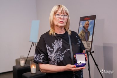 У Дніпрі посмертно нагородили 15 військових. Їхні імена додали до міської платформи "Війна" У Дніпрі посмертно нагородили 15 військових. Їхні імена додали до міської платформи "Війна"