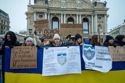 Понад 1,5 року у полоні: у Львові рідні захисників Маріуполя вийшли на акцію Понад 1,5 року у полоні: у Львові рідні захисників Маріуполя вийшли на акцію