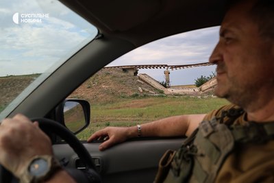 Військовослужбовець 505-го окремого батальйону морської піхоти з позивним Балу проїжджає повз зруйновані залізничні колії. Херсонщина, травень 2025 року Військовослужбовець 505-го окремого батальйону морської піхоти з позивним Балу проїжджає повз зруйновані залізничні колії. Херсонщина, травень 2025 року
