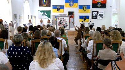 У Вінниці презентували вишиту мапу Вінниччини зі старовинними орнаментами У Вінниці презентували вишиту мапу Вінниччини зі старовинними орнаментами