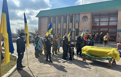 Загинув на Харківщині: у громаді на Черкащині попрощалися із загиблим захисником Загинув на Харківщині: у громаді на Черкащині попрощалися із загиблим захисником