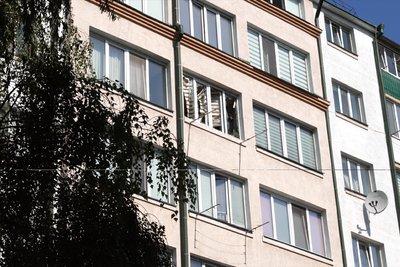 Пошкоджені вікна квартири на вулиці Будівельників у Чернівцях, де стався вибух Пошкоджені вікна квартири на вулиці Будівельників у Чернівцях, де стався вибух