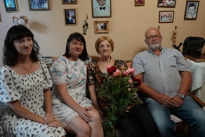 "Зір і слух поганий, а новини слухає постійно". про життя 100-річної сумчанки Віри Сіренко "Зір і слух поганий, а новини слухає постійно". про життя 100-річної сумчанки Віри Сіренко