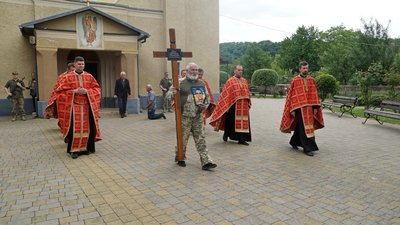 У Мукачеві попрощалися з полеглим захисником Михайлом Ярошем У Мукачеві попрощалися з полеглим захисником Михайлом Ярошем