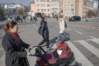 Настя на прогулянці з донькою Настя на прогулянці з донькою