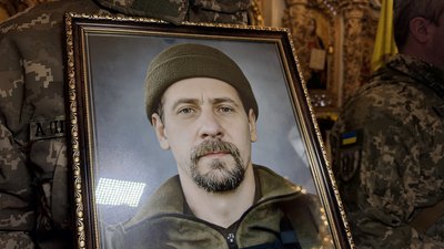 У Полтаві попрощаються із двома військовими, які загинули, обороняючи Україну У Полтаві попрощаються із двома військовими, які загинули, обороняючи Україну