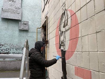 Проєкт "Люди міста": у центрі Житомира луцький художник створив мурал пам'яті Марини Поплавської Проєкт "Люди міста": у центрі Житомира луцький художник створив мурал пам'яті Марини Поплавської