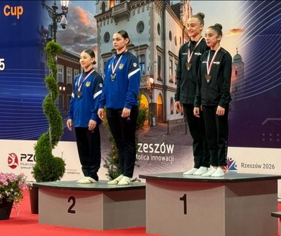 Акробатки з Вінниці Рузанна Вечерук та Ангеліна Чернявська під час нагородження на Кубку світу Акробатки з Вінниці Рузанна Вечерук та Ангеліна Чернявська під час нагородження на Кубку світу