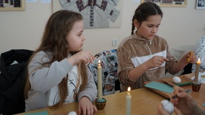 В Ужгороді провели майстерклас з виготовлення воскової писанки В Ужгороді провели майстерклас з виготовлення воскової писанки