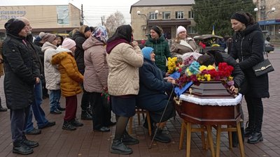 На Чернігівщині попрощалися із солдатом Богданом Новіком, який загинув на Донеччині На Чернігівщині попрощалися із солдатом Богданом Новіком, який загинув на Донеччині