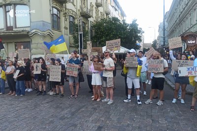 В Одесі четвертий день поспіль мітингували проти відставки ексміністра оборони Михайла Федорова В Одесі четвертий день поспіль мітингували проти відставки ексміністра оборони Михайла Федорова