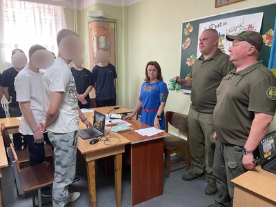 Директорка Дергачівського ліцею №4 Зоряна Єфіменко та неповнолітні у Харківському СІЗО Директорка Дергачівського ліцею №4 Зоряна Єфіменко та неповнолітні у Харківському СІЗО