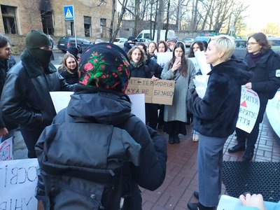 "Не прийшов на пару — плати": студенти київського вишу протестували проти відпрацювання прогулів за гроші "Не прийшов на пару — плати": студенти київського вишу протестували проти відпрацювання прогулів за гроші