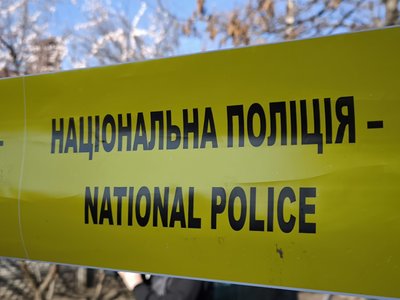 Стрічка поліції на місці влучання у Харкові 4 квітня 2025 року Стрічка поліції на місці влучання у Харкові 4 квітня 2025 року