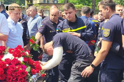 У Києві прощаються з загиблими під час ліквідації наслідків атаки РФ рятувальниками У Києві прощаються з загиблими під час ліквідації наслідків атаки РФ рятувальниками