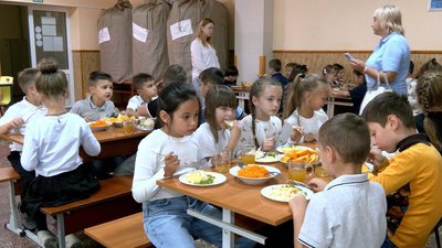 Безкоштовне харчування у школах Вінниці: скільки дітей охопила програма та чи подобається їм меню Безкоштовне харчування у школах Вінниці: скільки дітей охопила програма та чи подобається їм меню