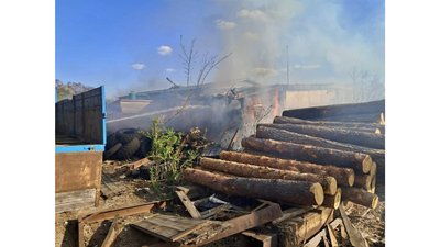 Росіяни безпілотниками атакували лісозаготівельне підприємство у Семенівці Росіяни безпілотниками атакували лісозаготівельне підприємство у Семенівці