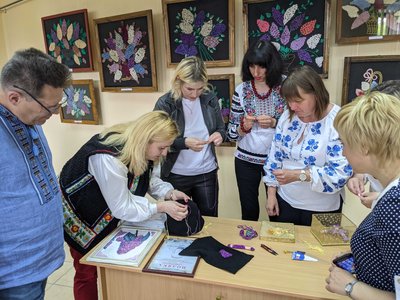 Вишивку картин "бузком" і хустки на чотири кути внесли до переліку нематеріальної культурної спадщини Рівненщини Вишивку картин "бузком" і хустки на чотири кути внесли до переліку нематеріальної культурної спадщини Рівненщини